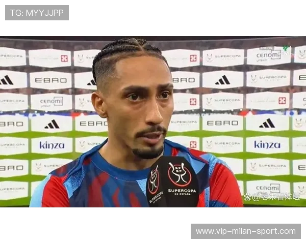 巴萨阵地战形成完美配合，拉菲尼亚禁区内补射得分